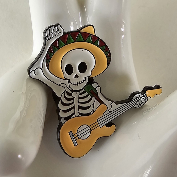 🇲🇽 Fiesta Skeleton Guitarist Pin - Picture 4 of 7